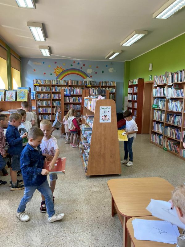 10 Grupa Sowy w bibliotece