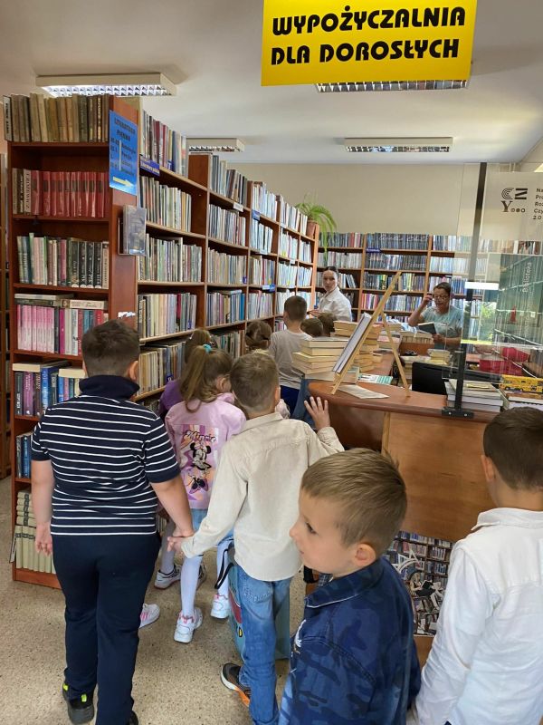 3 Grupa Sowy w bibliotece