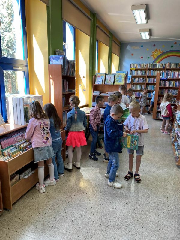 9 Grupa Sowy w bibliotece